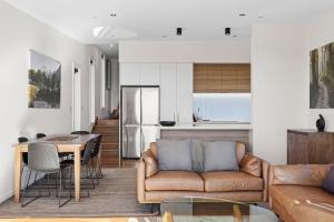 a living room with a couch and a table at Vista al Mar in Pohara