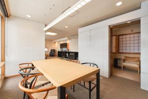 a dining room with a table and chairs at villa Jin Asahikawa in Asahikawa