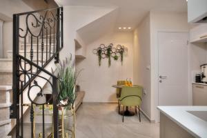 a kitchen and dining room with a table and chairs at סוויטות סוויט - Suite in Safed +3 photos