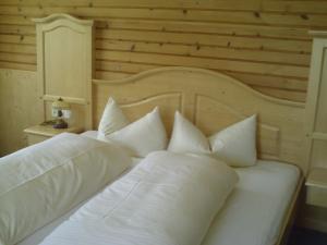 A bed or beds in a room at Sonnleiten - Guggerhof - Villa Sonnenwies