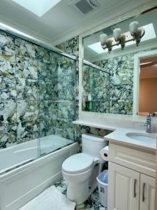 a bathroom with a toilet and a sink and a shower at 嘉博旅馆 Jiabo Hotel in Richmond