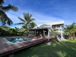 a house with a deck and a swimming pool at Moorea Fare Korail in Temae