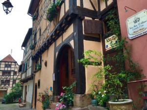 Patio atau area outdoor lain di Vintage Apartment in Riquewihr with Terrace