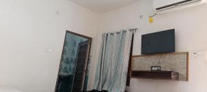 a mirror and a television in a room at Varanasi Paying Guest House Assi Ghat in Varanasi