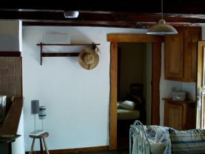 ein Hut hängt an einer Wand in einem Raum in der Unterkunft Holiday home with terrace in Villeneuve-dʼAllier