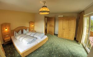 A bed or beds in a room at Sonnleiten - Guggerhof - Villa Sonnenwies