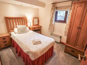 a bedroom with a large bed and a window at Ghyll Bank Bungalow in Staveley