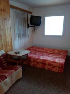 Habitación con cama, mesa y ventana en Kemp Horní Bečva, en Horní Bečva