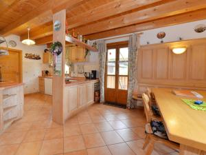 uma cozinha com uma mesa e um tecto de madeira em holiday house in the Bavarian Forest em Drachselsried