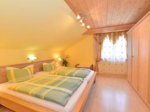 Postel nebo postele na pokoji v ubytování Ruhiges Ferienhaus in Drachselsried in Waldnähe