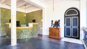 a room with green walls and a black door at La Roche Hotel Sigiriya in Sigiriya