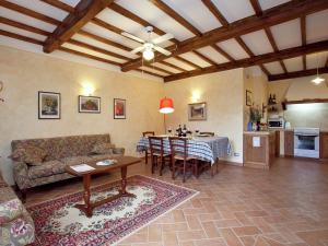 ルチニャーノにあるAmazing apartment in Lucignano with private terrace and close to villageのリビングルーム(ソファ、テーブル付)