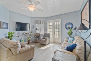a living room with two couches and a ceiling fan at Island Palms - 2 min walk to the Beach in Corpus Christi