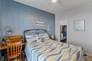 a bedroom with a bed and a wooden desk at Island Palms - 2 min walk to the Beach in Corpus Christi +31 photos
