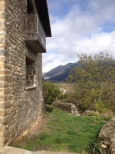 vistas desde el lateral de un edificio de piedra en Casa Lacasta, en Arguisal