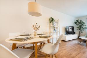a dining room with a table and white chairs at SOHO A !Gratis parken, Free Parking! in Kreuzlingen