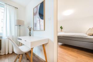 a bedroom with a white desk and a bed at SOHO A !Gratis parken, Free Parking! in Kreuzlingen