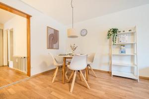 a dining room with a table and chairs at SOHO A !Gratis parken, Free Parking! in Kreuzlingen