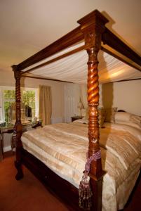 A bed or beds in a room at Cleavers Lyng 16th Century Country House