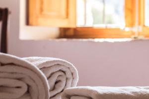 Cama ou camas em um quarto em Petit Hotel Hostatgeria La Victoria