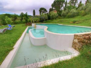 a swimming pool with a spa in the middle at Belvilla by OYO Villa Valardegna in Montepulciano