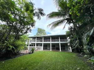 an exterior view of a white building with a yard at Flying Fish House in South Mission Beach
