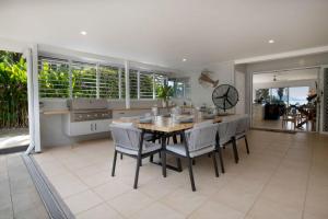 a kitchen with a table and chairs in a room at Tide Pool Ocean Front 2 bed in South Mission Beach
