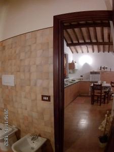bagno con lavandino e cucina di Villa Milù a Spoleto