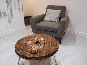 a chair and a coffee table in a living room at Cottage Apartment - Uk2774 in Llandudno