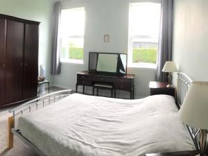 a bedroom with a bed and a dresser with a mirror at Uk7522 - Science in Dallavich