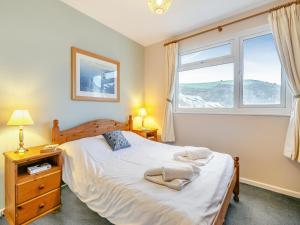 a bedroom with a bed with two towels on it at 12 Mount Brioni in Downderry +14 photos