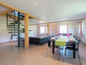 comedor con mesa y escalera de caracol en Heritage Holiday Home in Ovifat with Sauna, en Waimes