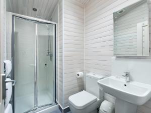 a bathroom with a toilet and a sink and a shower at Ben Klibreck in Kinloss