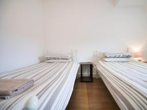 two twin beds in a room with a table at Cottage 6 - Ukc3183 in York