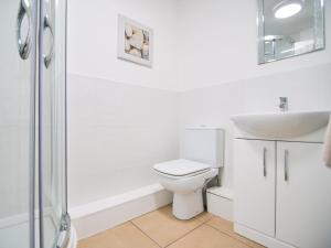 a white bathroom with a toilet and a sink at Cottage 6 - Ukc3183 in York +2 photos