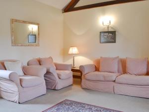 a living room with two couches and a mirror at The Walton - Ukc3232 in Onibury