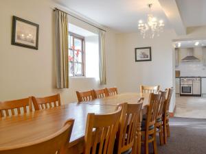 a dining room with a large wooden table and chairs at The Walton - Ukc3232 in Onibury
