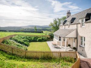 an external view of a house with a garden at East Balnacraig in Banchory +1 photo