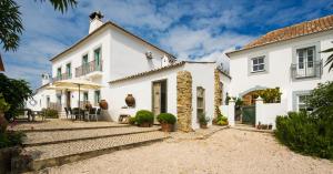 una casa blanca con un patio delante en Quinta Da Colina, en Cabanas de Tavira