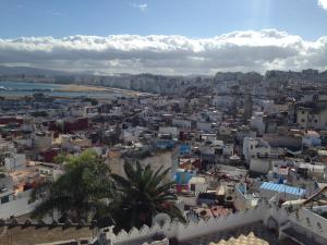 Blick auf die Stadt mit Gebäuden in der Unterkunft Dar Chams Tanja in Tangier
