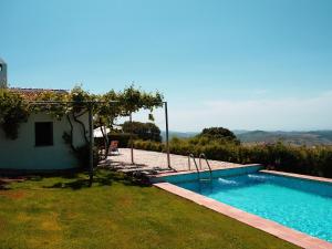 einen Pool im Hof eines Hauses in der Unterkunft Belvilla by OYO Casa Torcalillos in La Joya