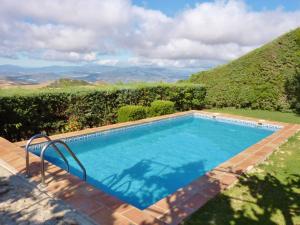 una piscina con vistas a las montañas en Belvilla by OYO Casa Torcalillos, en La Joya