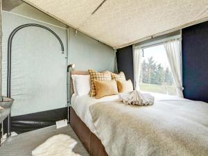 a large bed in a room with a window at Otter - Ukc8189 in Dolau