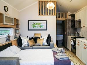 a living room with a bed and a couch at Hillside Lodge - Ukc8191 in Dolau