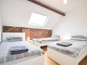 a white bedroom with two beds and a window at Cottage 2 - Ukc3179 in York