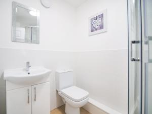 a white bathroom with a toilet and a sink at Cottage 8 - Ukc3185 in York +2 photos