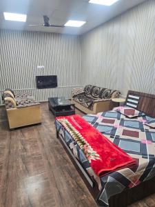 a room with a bed and chairs and a couch at Chillora cafe in Mahlān