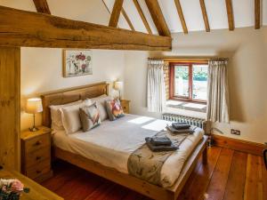 a bedroom with a large bed and a window at The Threshing Barn - Ukc8847 in Timberland
