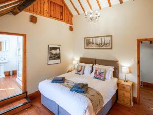 a bedroom with a large bed in a room at The Threshing Barn - Ukc8847 in Timberland +9 photos