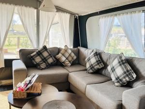 a living room with a couch and a table at Kingfisher - Ukc8198 in Dolau